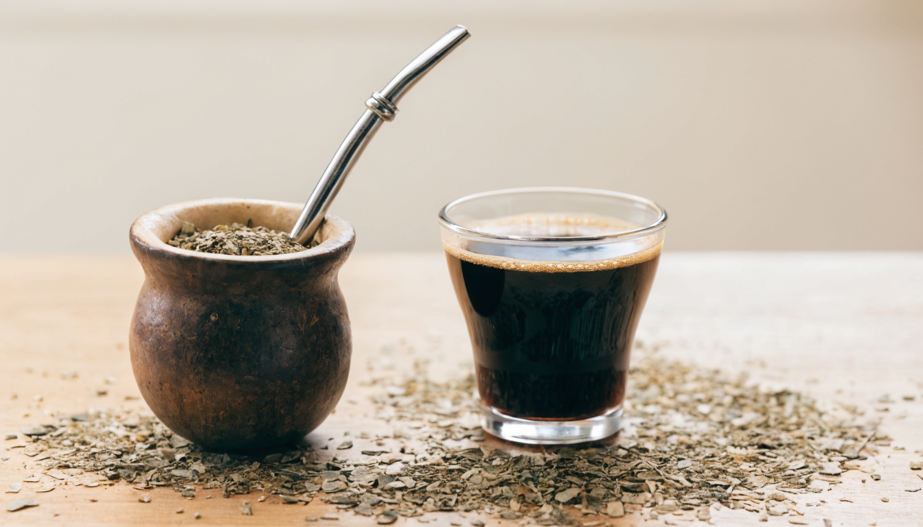 Calebasse de yerba mate avec bombilla a cote d une tasse de cafe