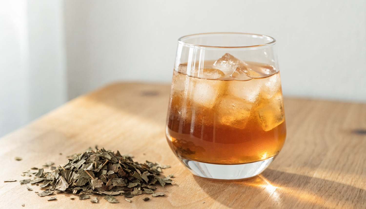 Feuilles de yerba maté séchées et boisson glacée illustrant l'énergie naturelle