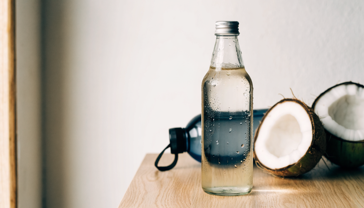 Bouteille de boisson d'hydratation avec gouttes de condensation sur un plan en bois clair